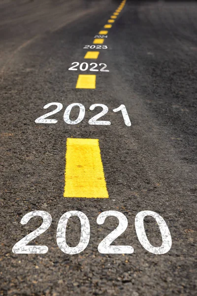 Jumlah 2020 2024 Pada Permukaan Jalan Aspal Dengan Garis Penanda — Stok Foto