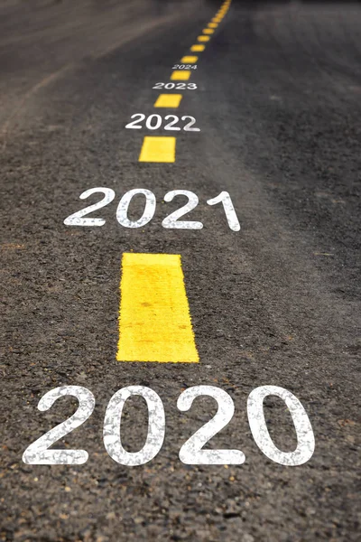 有标记线的沥青路面2020年至2024年的数量 新年快乐 — 图库照片