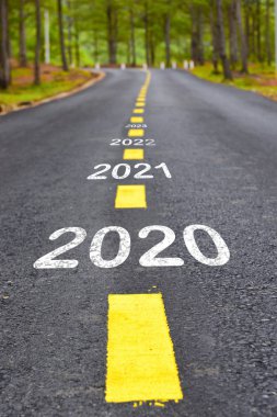 İşaretli asfalt yol yüzeyinde 2020-2023 arası sayı, mutlu yıllar konsepti