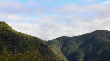 Bulutlu arkaplanda dağ manzarası