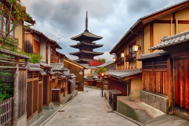 Kyoto, Japonya - 25 Kasım 2019: Japonya 'nın Hagashiyama ilçesindeki Yasaka-no-to pagoda veya Hokanji tapınağının görüntüsü