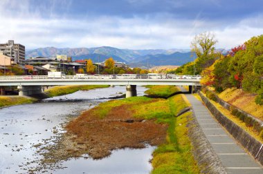 Kyoto, Japonya - 24 Kasım 2019: Japonya 'nın Kyoto kentinde sonbahar mevsiminde Kamo Nehri manzarası