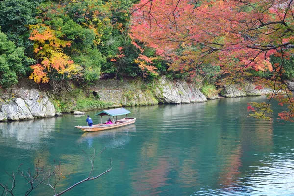 Kyoto Japão Novembro 2019 Viajante Barco Rio Hozu Temporada Outono — Fotografia de Stock