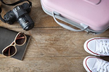 Fotokopi alanı ile mavi arkaplan üzerinde seyahat etmek için zamanın düz dizaynı