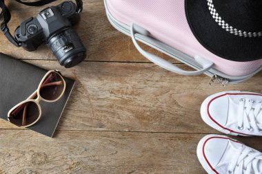 Fotokopi alanı ile mavi arkaplan üzerinde seyahat etmek için zamanın düz dizaynı