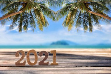 2021 numaralı tahta kübü tropik plaj arka planında, doğal fırın konsepti ve mutlu yaz tatili fikri