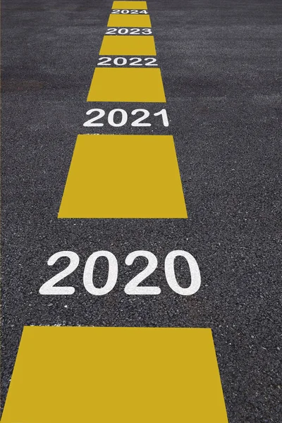 有标记线的沥青路面2020年至2024年的数量 新年快乐 — 图库照片