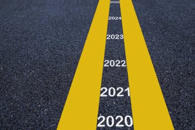 İşaretli asfalt yol yüzeyinde 2020-2025 arası sayı, mutlu yıllar konsepti