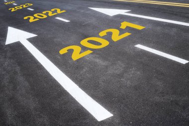 2021 'den 2024' e kadar asfalt yolda ok, mutlu yıllar konsepti ve iş başarısı fikri