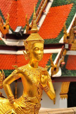 Bangkok, Tayland 'daki Grand Place Kompleksindeki Wat Phra Kaew' da Kinara 'nın yakın plan altın heykeli.