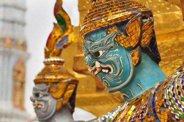 Wat Ph-ra Kaew 'daki dev ya da yaksha ya da Tayland' daki Zümrüt Buda Tapınağı. Wat Phra Kaew 'de birçok heykel ve heykel var. Ramakien' den karakterler var..