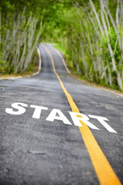 Asfalt yol yüzeyinde başlangıç sözcüğü olan ağaç tüneli, iş başarısı konsepti ve doğal fikir