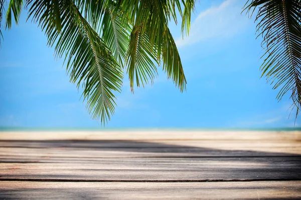 椰子树棕榈叶 有热带海滩背景的木板 夏季愉快的度假理念和展示产品理念 — 图库照片