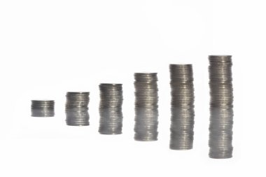 Beyaz arka plana yansıyan bozuk para yığını, verimli iş başarısı konsepti ve büyüme fikri