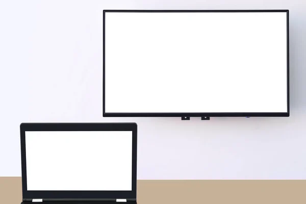 테이블 화이트 스크린 컴퓨터와 백벽에 스마트 디지털 텍스트 스마트 아이디어 — 스톡 사진