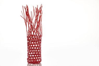 Beyaz arkaplanda izole edilmiş bambu sepetini aç