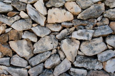 Büyük doğal taşlardan oluşan duvar.