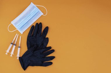 Alarm saatinde tıbbi maske.