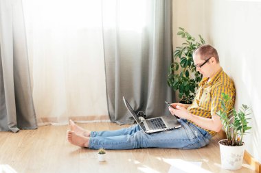 Genç adam evde çalışıyor..