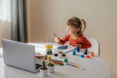 Masada çizim yapan kız..