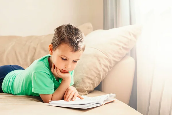 Мальчик читает дома. — стоковое фото