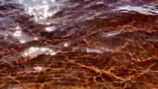 Vlny červeného jezera. — Stock video