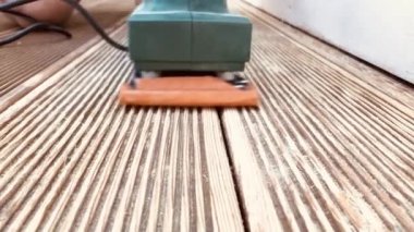 Adam zımpara makinesiyle çalışıyor..