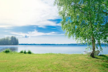 Gölde beyaz ahşap bir tekne.