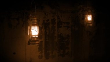 Eski bir arkaplanda asılı Ramazan feneri, 3 boyutlu animasyon 