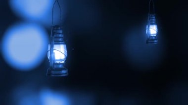 Eski bir arkaplanda asılı Ramazan feneri, 3 boyutlu animasyon 