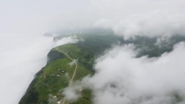 Sonbahar sezonunda, Salalah 'ın havadan görünüşündeki insansız hava aracının şaşırtıcı bir görüntüsü.