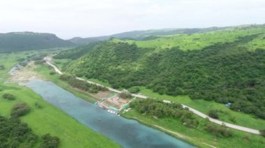 Umman Sultanı Ain Darbat ve Salalah 'ta sonbaharda çekilen insansız hava aracının şaşırtıcı bir fotoğrafı.