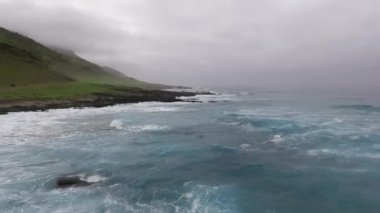 Sonbahar sezonunda, Salalah 'ın havadan görünüşündeki insansız hava aracının şaşırtıcı bir görüntüsü.