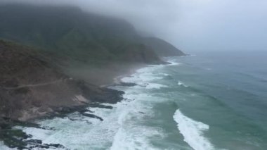 Salalah 'ın düşüşü, deniz dalgaları ve kayalar, Umman Sultanlığı' nın inanılmaz görüntüleri.