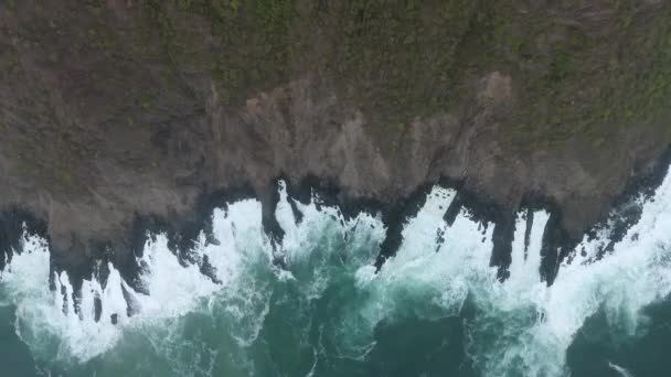 Increíble Disparo Del Dron Caída Salalah Olas Marinas Rocas Sultanato — Vídeo de stock