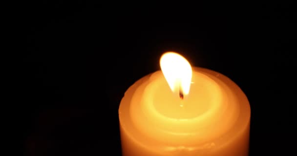 Kerze Dunkeln Mit Stichflamme — Stockvideo