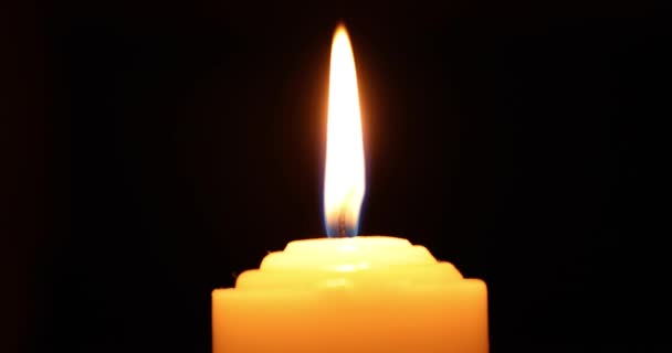 Bougie dans le noir avec flamme flamboyante  