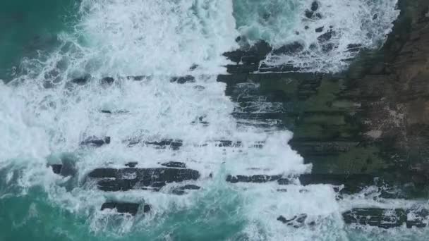 Niesamowite Ujęcie Drona Jesieni Salalah Fale Morskie Skały Sultanat Omanu — Wideo stockowe