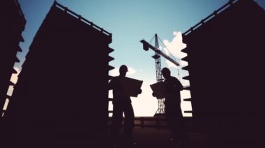 İnşaat İşçisi 3D Mimariye Bakıyor