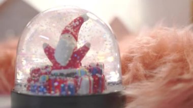 Noel temaları ve yapay karla dolu kristal küreler Noel Baba 'yı bir kar küresinin içine kapatın.