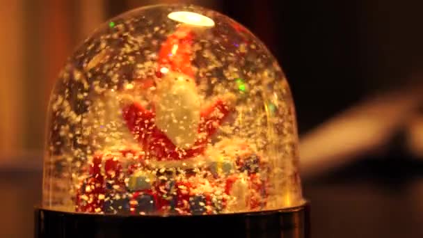 Kristálygömbök Tele Karácsonyi Témák Mesterséges Közelkép Mikulás Belsejében Hógömb — Stock videók