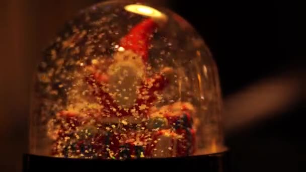 Kristallen Ballen Vol Kerstthema Kunstsneeuw Close Van Kerstman Een Sneeuwbol — Stockvideo