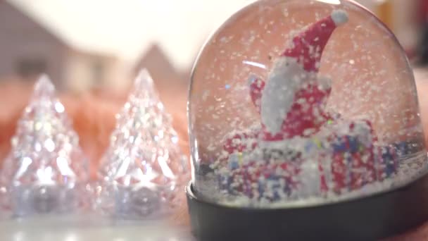 Kristallkugeln Voller Weihnachtsmotive Und Kunstschnee Nahaufnahme Des Weihnachtsmannes Einer Schneekugel — Stockvideo