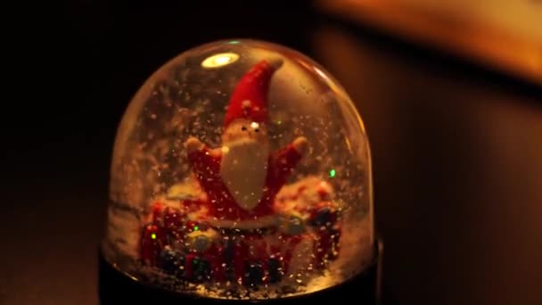 Kristallen Ballen Vol Kerstthema Kunstsneeuw Close Van Kerstman Een Sneeuwbol — Stockvideo