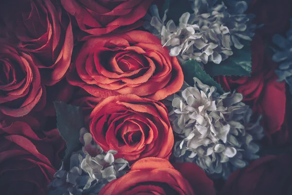 Красивые искусственные цветы розы фон, винтажный стиль ; — стоковое фото