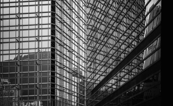 Arquitetura moderna, imagem em preto e branco — Fotografia de Stock