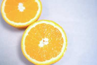 Beyaz arka plan üzerinde taze tatlı portakal 