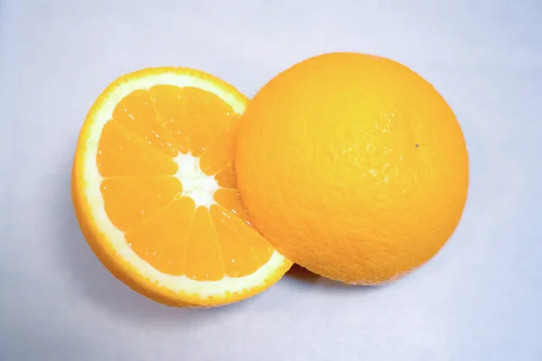 白い背景の上の新鮮な甘いオレンジ — ストック写真