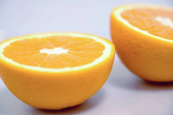 Świeżej słodkiej pomarańczy na białym tle — Zdjęcie stockowe
