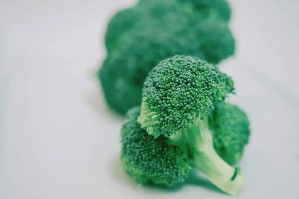 Brócoli fresco sobre fondo blanco —  Fotos de Stock